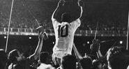 Pelé comemorando seu milésimo gol no Maracanã em 1969 - Getty Images