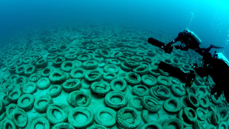 Cerca de 500.000 pneus permanecem no fundo do oceano - Divulgação