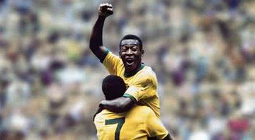 Pelé abraçando Jairzinho após título da Copa de 1970 - Divulgação / Fifa