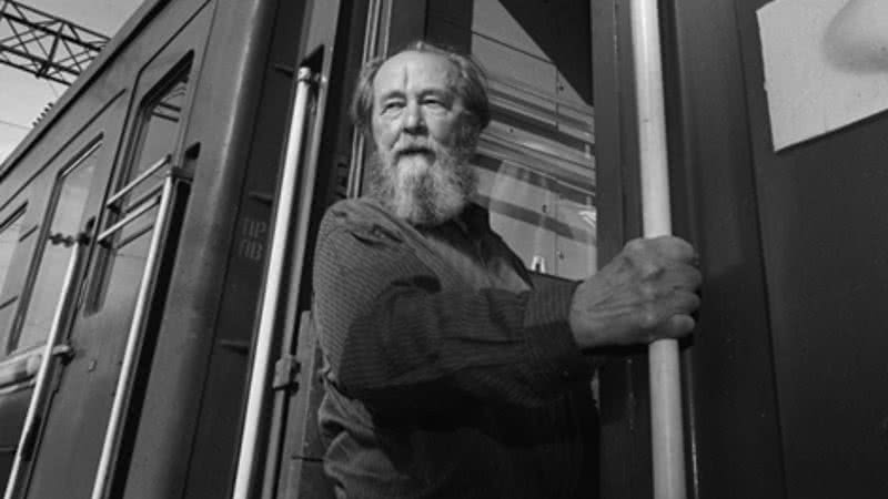 Alexander Solzhenitsyn voltando para a Rússia em 1994 - Wikimedia Commons