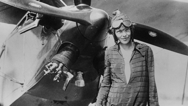 Amelia Earhart na frente de um avião - Wikimedia Commons