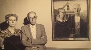 Nan Wood Graham e Byron McKeeby ao lado da pintura American Gothic - Wikimedia Commons