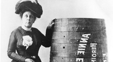 Annie posa com seu barril - Wikimedia Commons / Domínio Público