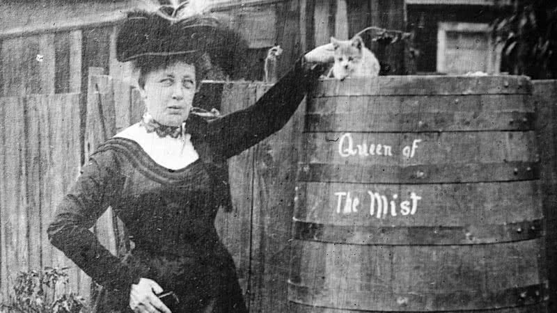 Fotografia de Annie Taylor ao lado de seu barril - Domínio Público/ Creative Commons/ Wikimedia Commons