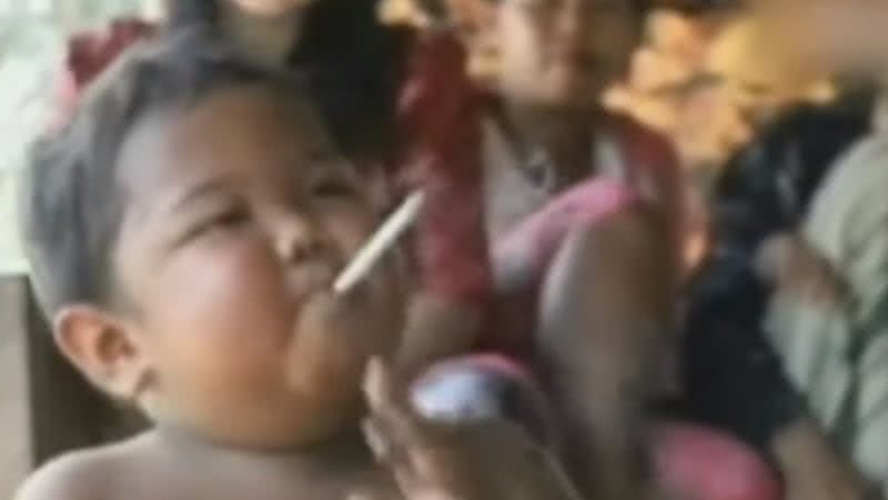 Pai é flagrado fumando maconha com criança de quatro anos dentro