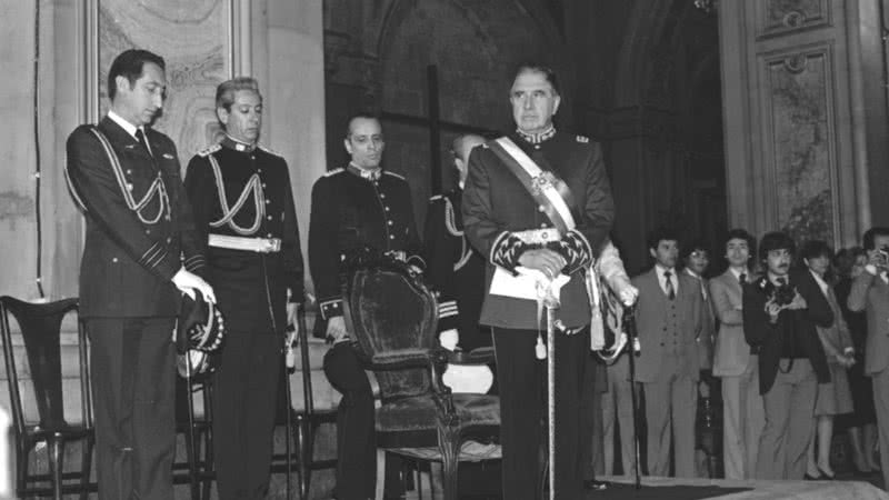 Augusto Pinochet em cerimônia de 1986 - Biblioteca del Congreso Nacional de Chile/ Creative Commons/ Wikimedia Commons