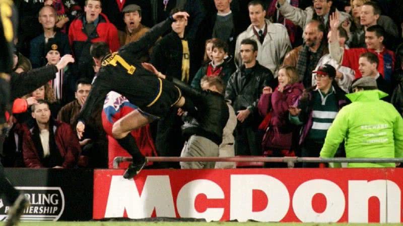 Cantona dando uma voadora em um torcedor - Divulgação