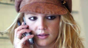 Imagem ilustrativa de Britney no telefone - Getty Images