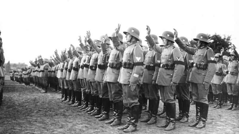 Soldados do Reichswehr prestando juramento de Hitler - Bundesarchiv, Bild via Wikimedia Commons