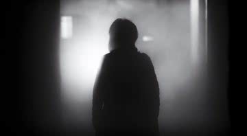 Imagem poética de mulher perdida na escuridão - Imagem de StockSnap por Pixabay