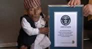Chandra Bahadur Dangi com sua placa do Guinness World Record - Wikimedia Commons