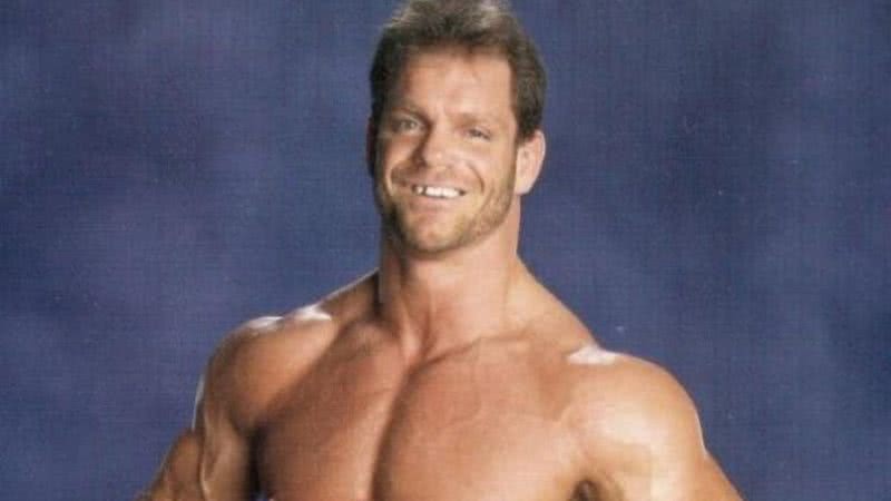 Chris Benoit sorri durante sessão de fotos - Divulgação / WWE