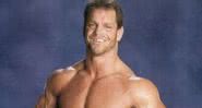 Chris Benoit sorri durante sessão de fotos - Divulgação / WWE