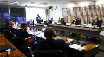 Fotografia da secretária diante dos senadores na CPI - Divulgação/ Agência Brasil/ Marcelo Camargo