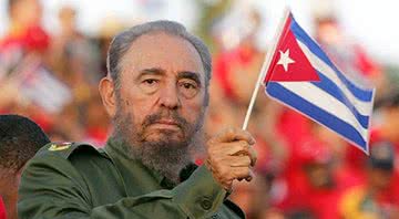 Fidel Castro segurando uma bandeira de Cuba - Divulgação