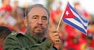 Fidel Castro segurando uma bandeira de Cuba - Divulgação