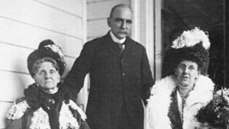 Sylvia (direita), Hetty (esquerda) e o marido Matthew Astor Wilks (centro) - Wikimedia Commons