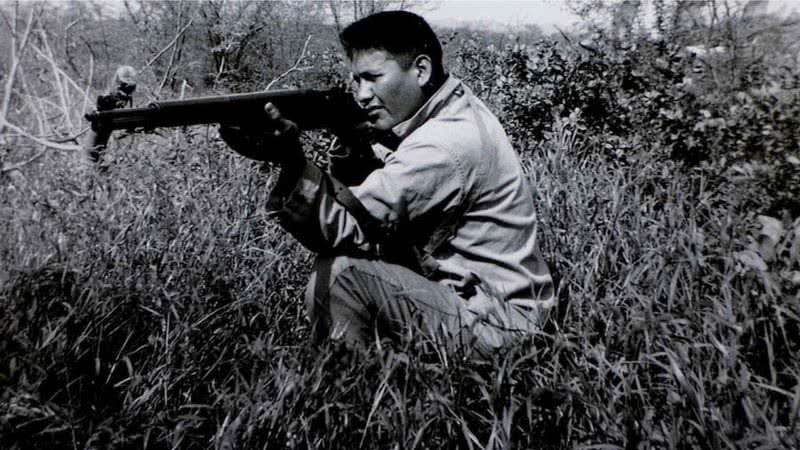 Fotografia de Chester Nez em sua juventude na guerra - Wikimedia Commons