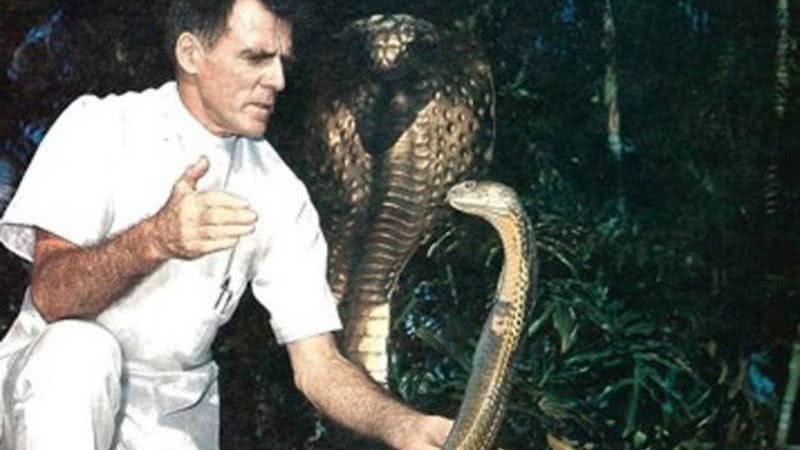 Fotografia de Homem-cobra lidando com serpente em performance - Divulgação / Site oficial do Bill Haast