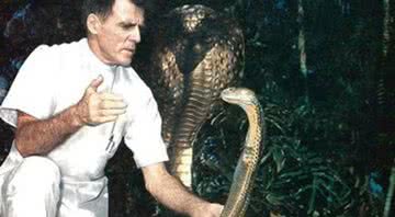 Fotografia de Homem-cobra lidando com serpente em performance - Divulgação / Site oficial do Bill Haast