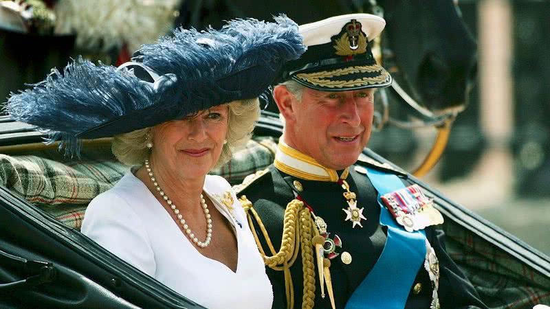 Fotografia mostrando Príncipe Charles e esposa Camila em carruagem - Getty Images