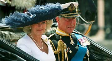 Fotografia mostrando Príncipe Charles e esposa Camila em carruagem - Getty Images