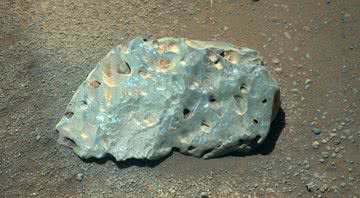 Fotografia da pedra encontrada pelo robô da agência espacial norte-americana - Divulgação / NASA