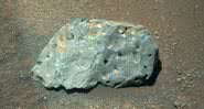 Fotografia da pedra encontrada pelo robô da agência espacial norte-americana - Divulgação / NASA