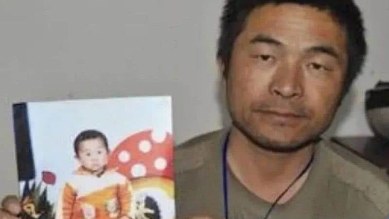 Guo segurando foto do filho raptado - Divulgação / Weibo / Arquivo Pessoal
