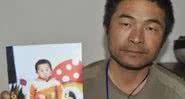 Guo segurando foto do filho raptado - Divulgação / Weibo / Arquivo Pessoal