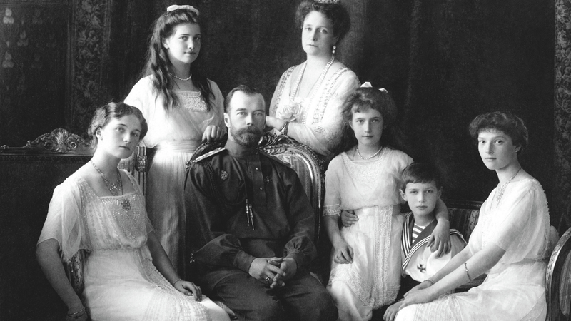 A família Romanov no Palácio de Livadia, em 1913 - Domínio Público/Hermitage Museum