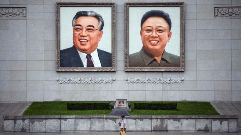 Quadros de Kim il-sung e Kim Jong-il - Getty Images