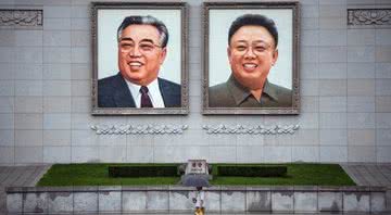 Quadros de Kim il-sung e Kim Jong-il - Getty Images