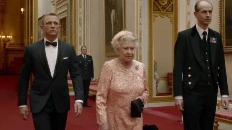 Elizabeth II em cena com o ator Daniel Craig