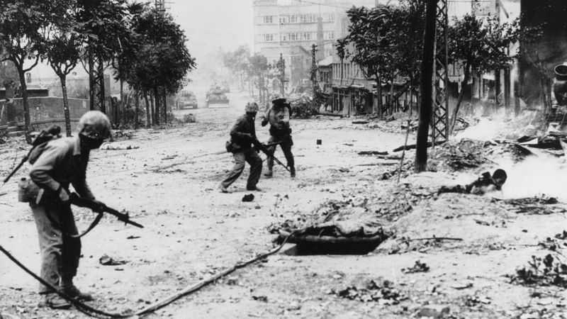 Soldados americanos durante combate em Seul, em 1950 - Domínio público/Naval Historical Center