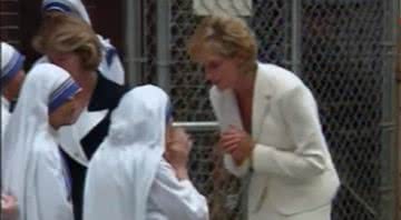 Madre Teresa ao lado de Diana - Divulgação/YouTube/AP