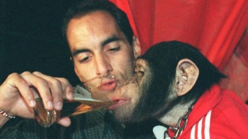 Edmundo dando cerveja para um macaco