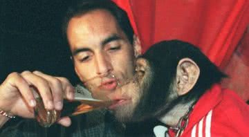Edmundo dando cerveja para um macaco - Divulgação/Lance