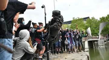 A estátua de Edward Colston sendo levada ao rio por manifestantes - Wikimedia Commons