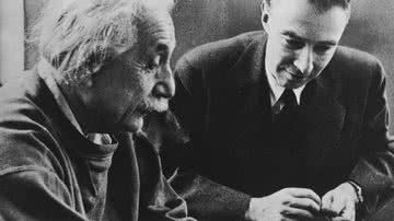 Albert Einstein ao lado de Robert Oppenheimer - Domínio Público