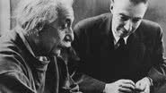 Albert Einstein ao lado de Robert Oppenheimer - Domínio Público