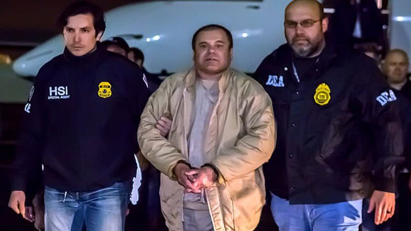 El Chapo em 19 de janeiro de 2017, sob custódia com agentes policiais - Wikimedia Commons