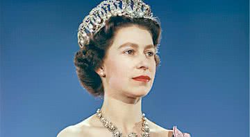 Elizabeth II em foto oficial - Wikimedia Commons