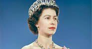 Elizabeth II em foto oficial - Wikimedia Commons