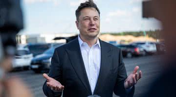 Elon Musk conversa com a imprensa após viagem em 2020 - Getty Images