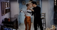 Elvis Presley e Laurel Goodwin durante a cena constrangedora - Reprodução / Paramount Pictures