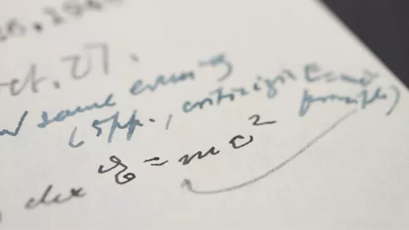 Fotografia foca em equação de Einstein na carta - Divulgação / RR Auction