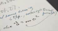 Fotografia foca em equação de Einstein na carta - Divulgação / RR Auction