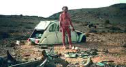 Fotografia dele no deserto, perto de carro desmontado - Divulgação/ Emile Leray