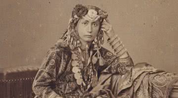Retrato de Emily Ruete com suas ricas vestimentas - Wikimedia Commons